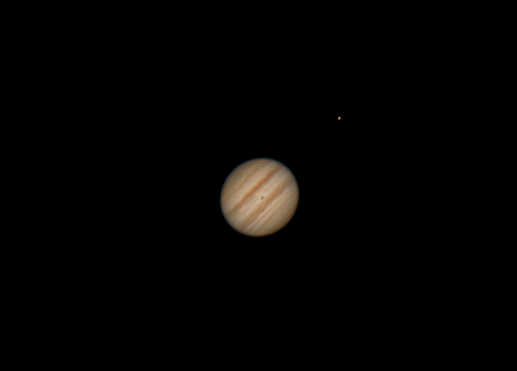 Jupiter mit seinem Mond Io und dem Schatten seines Mondes Europa